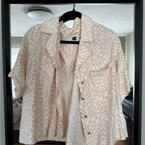Universal Thread Women’s Cream and Pink Cropped Button down